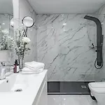 아파트 Bb.b5 - Spacious With Amazing View 에스테포나